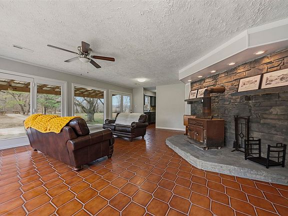 4th image of 1685 Graves Rd