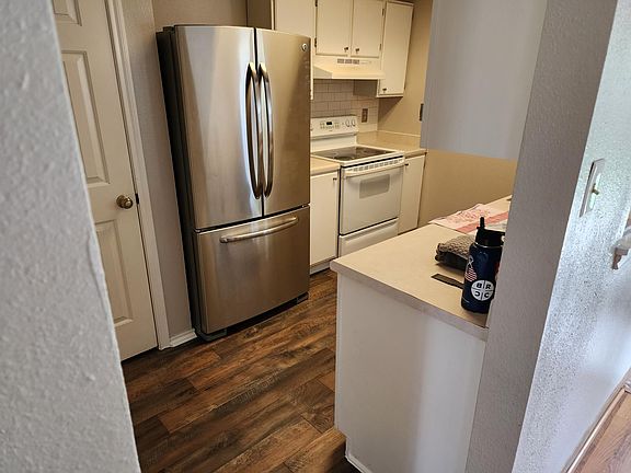 3rd image of 6811 Honeyridge Ln