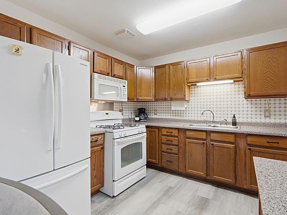 4th image of 17524 Willowbrook Dr