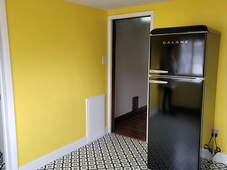 Kitchen corner to doorway 11x 11