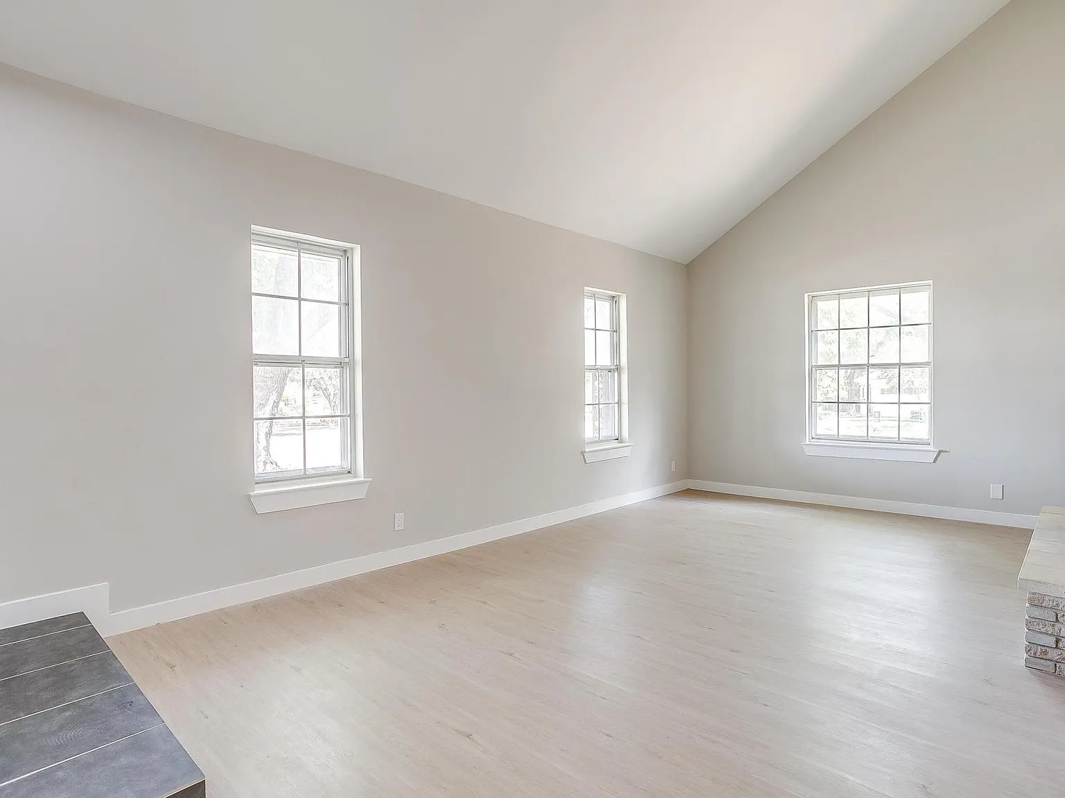 4 bed, 2355 sqft, $2,950 — Photo 4