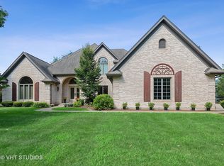 4104 Royal Fox Dr, St Charles, IL