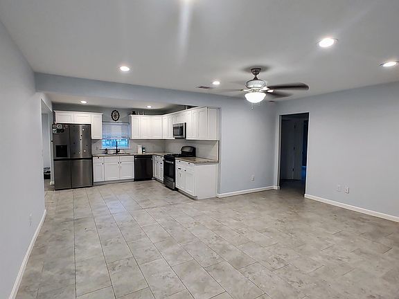 4th image of 2058 Owens Ave