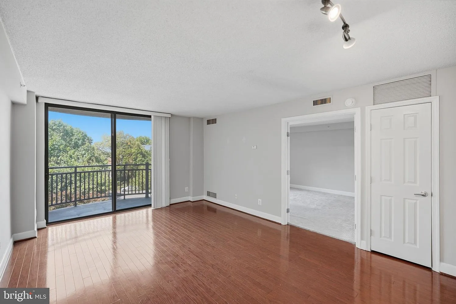 1 bed, 700 sqft, $2,200 — Photo 3