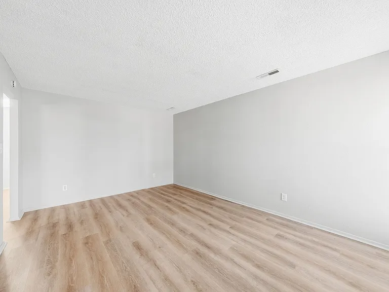 2415 Shirley Ave — Photo 13