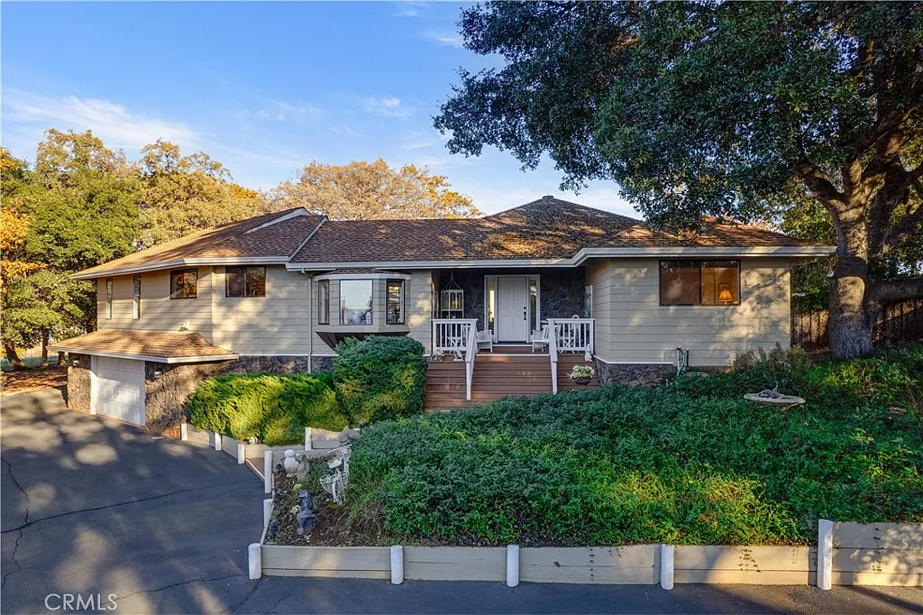 1970 Westlake Dr photo 1