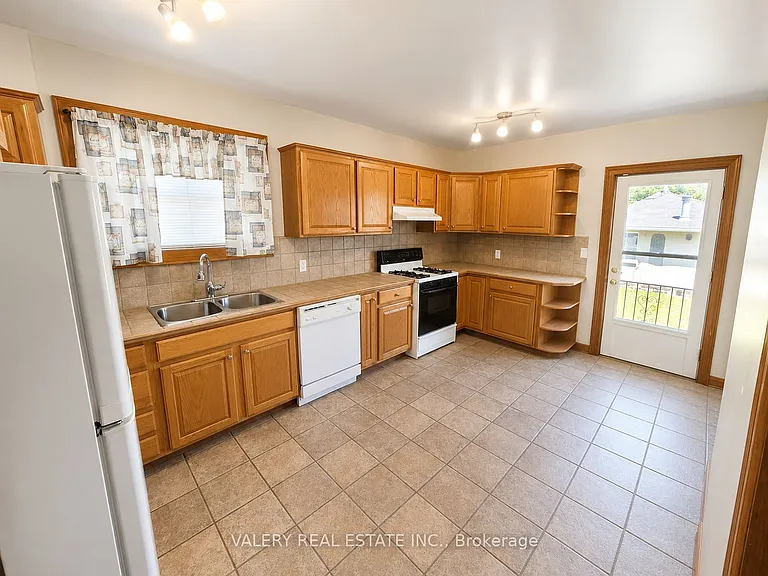 1058 Moy Ave — Photo 4