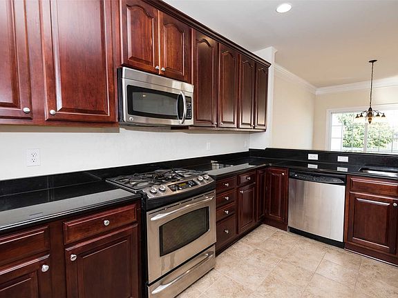 5th image of 194 Somerset Dr