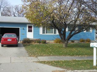 902 S 24th St, Grand Forks, ND 58201