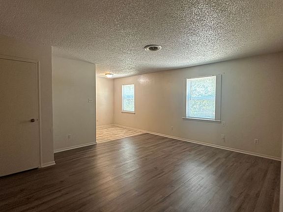 4th image of 1700 Carthage St