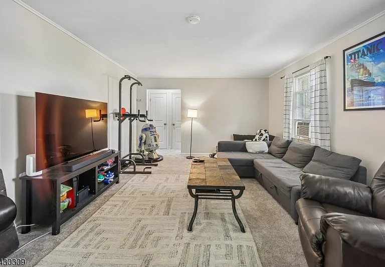 390 Morris Ave #8 — Photo 4