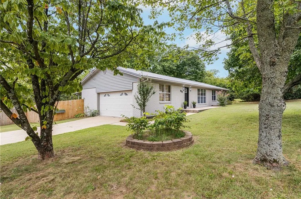Garage View - 957 E Township St
