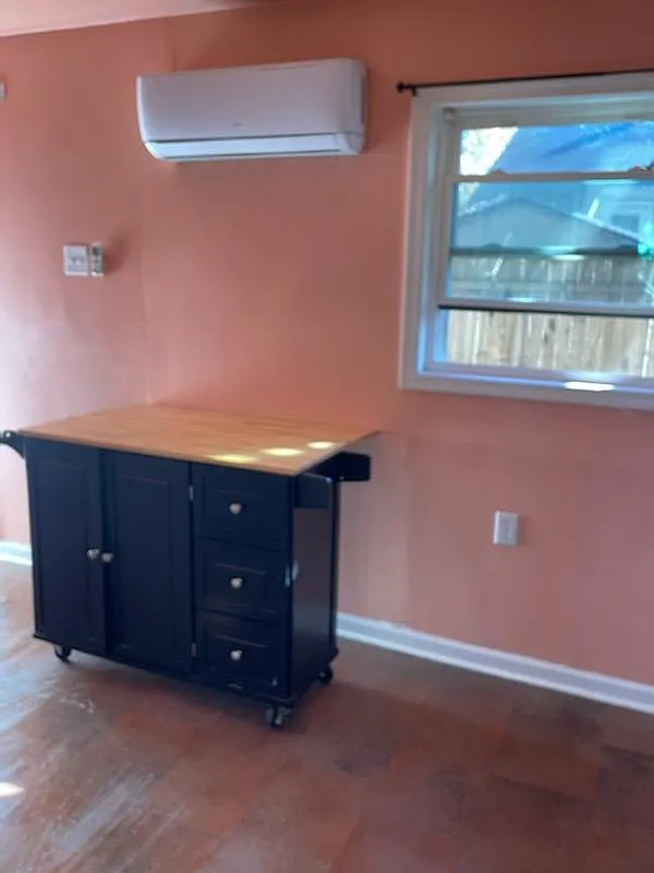 33 Roland Dr — Photo 2