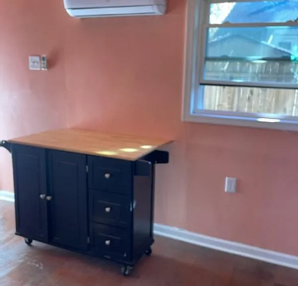 33 Roland Dr — Photo 2