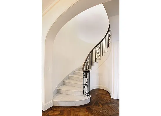Sold by Warburg | media 10