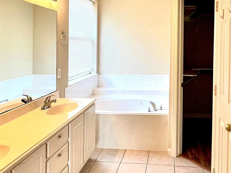 4911 Knights Branch Dr — Photo 15