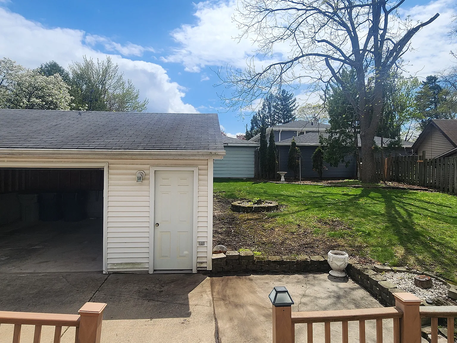 3 bed, 1.5 bath, 1300 sqft, $2,100 — Photo 2