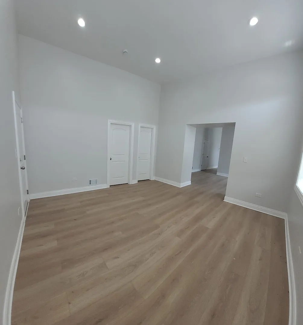 3 bed, 1060 sqft, $1,800 — Photo 3