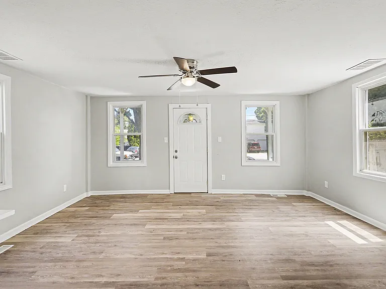 412 Scott St — Photo 3