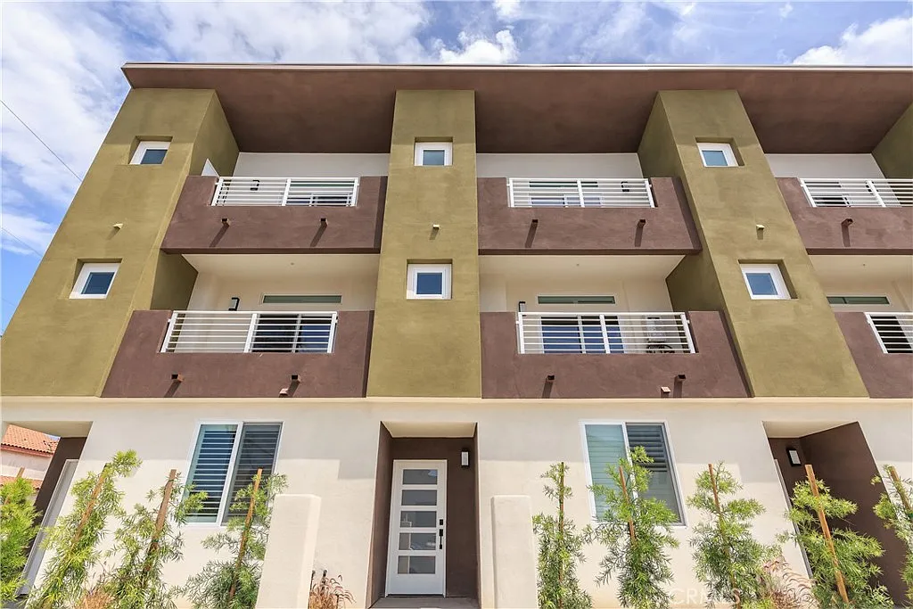 3 bed, 1860 sqft, $3,995 — Photo 4