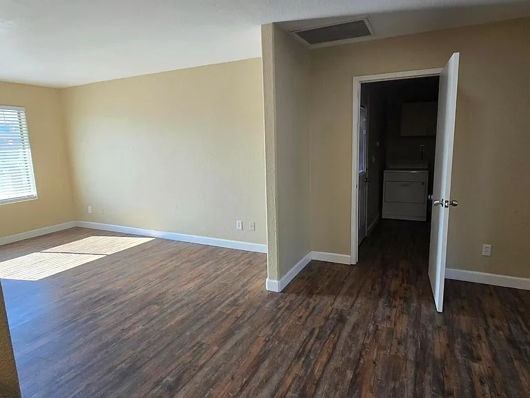9002 W Roma Ave — Photo 4