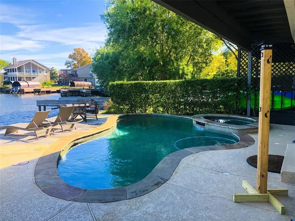 45 Lakeview Vlg, Montgomery, TX 77356