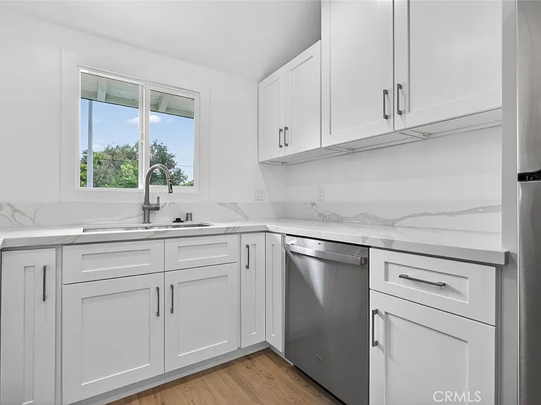 7359 Louise Ave — Photo 4