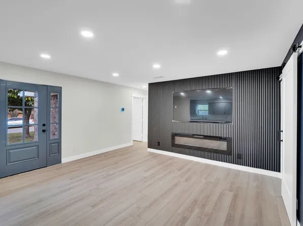 100 N Valley St, Red Oak, TX 75154