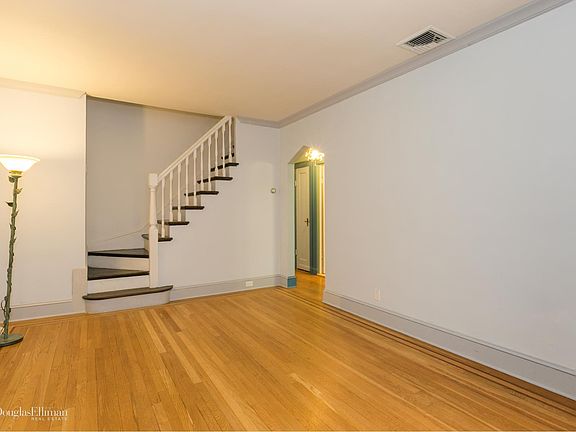 4th image of 179 Nassau Blvd