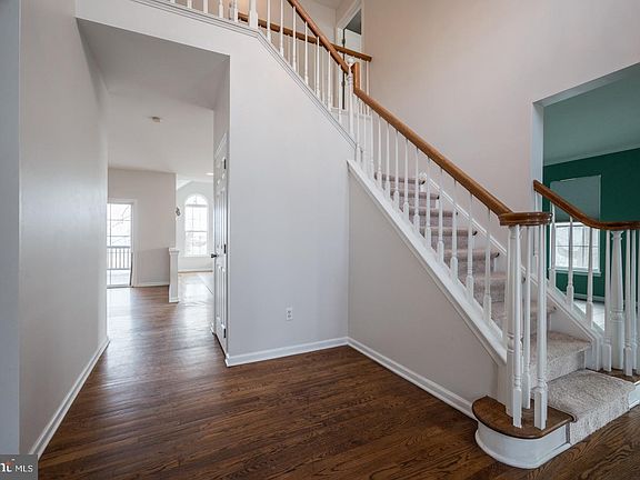 5th image of 384 Autumn Hill Dr