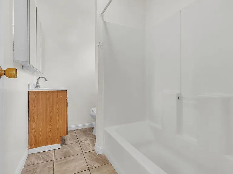 6110 Makee Ave — Photo 12