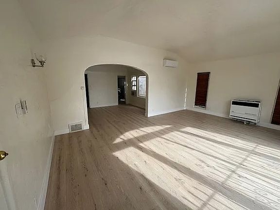 5th image of 2340 N Cahuenga Blvd #B