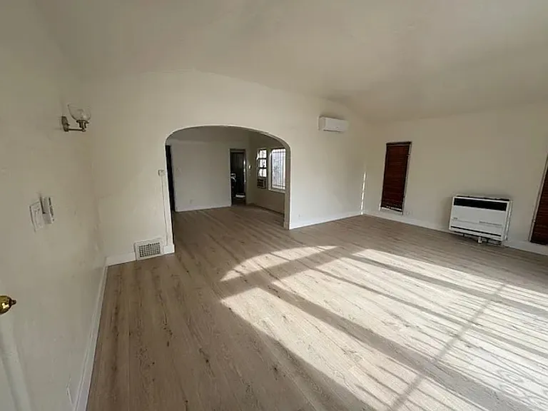 2340 N Cahuenga Blvd #B — Photo 5