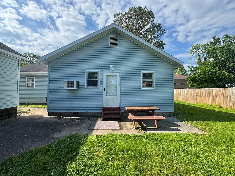 319 E College St — Photo 1