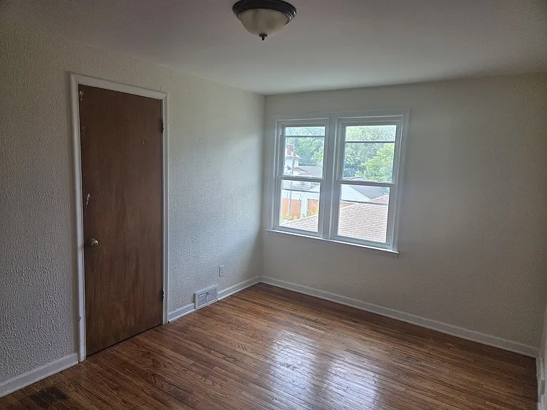 1553 Whitney Ave — Photo 7