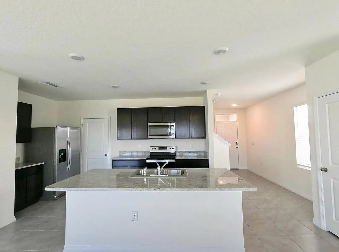4 bed, 2.5 bath, 2260 sqft, $2,580 — Photo 2