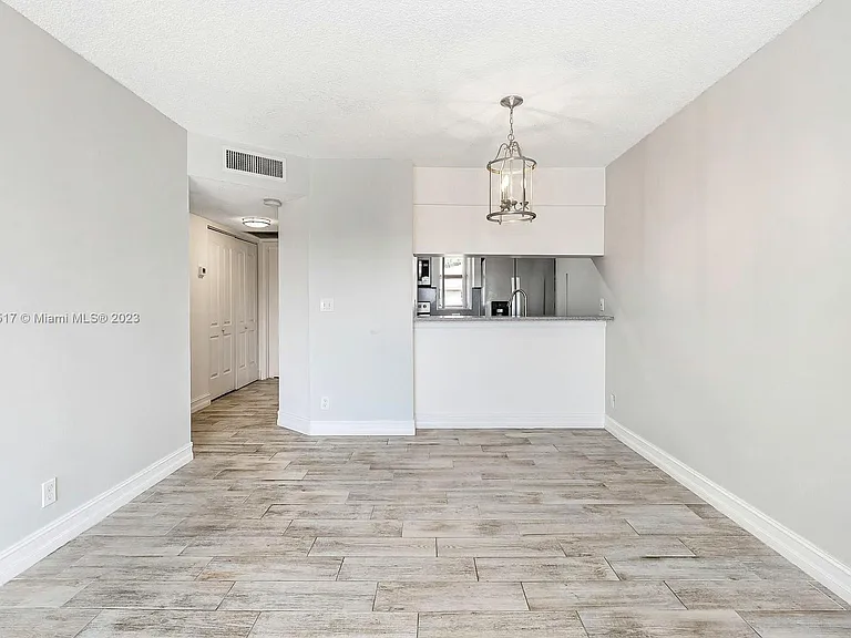 911 Twin Lakes Dr #3-N — Photo 16
