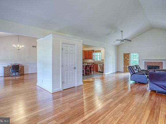 5th image of 104 Echo Ln
