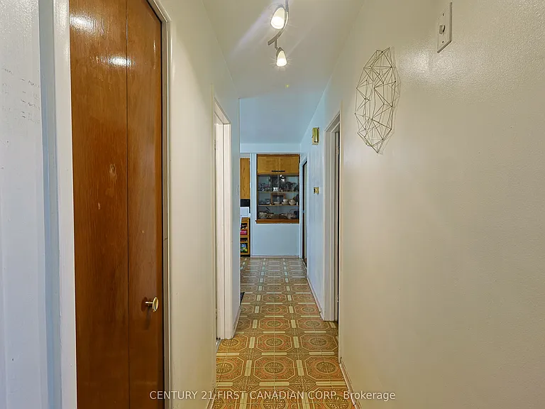 268 Burlington Cres — Photo 11