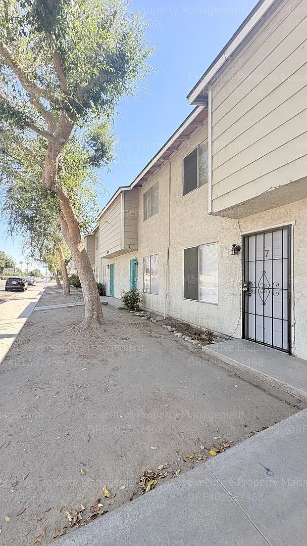 2 bed, 1.5 bath, 700 sqft, $995 — Photo 2