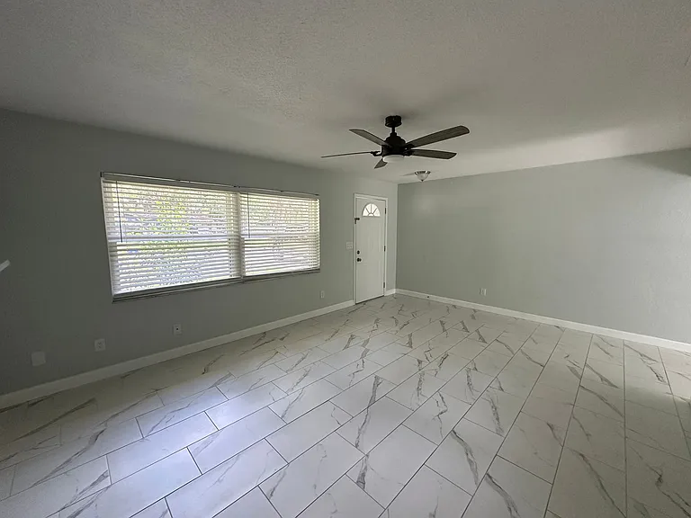 873 Nixon Ln — Photo 3