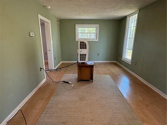 3rd image of 3062 Harper Rd