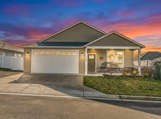 1730 Luxor Ln, Medford, OR 97504