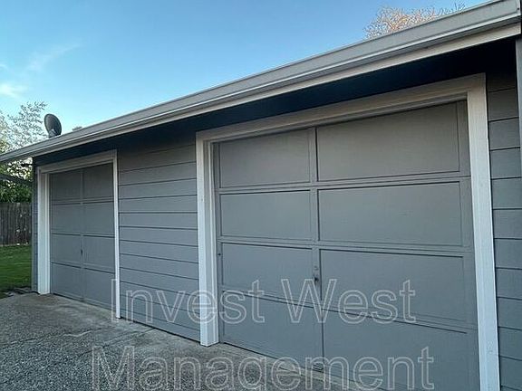 4th image of 710 NE 15th Ave