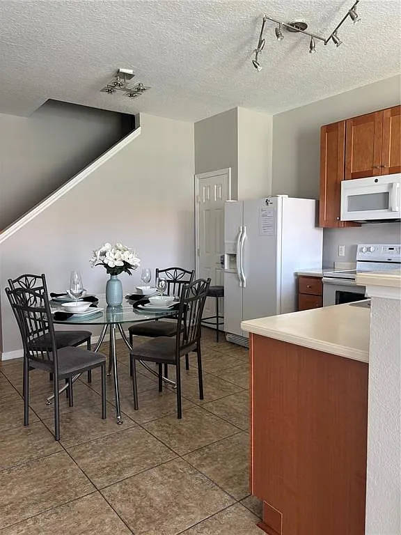 3 bed, 3.0 bath, 1187 sqft, $2,000 — Photo 4