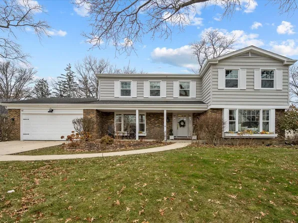 520 Standish Dr, Deerfield, IL 60015