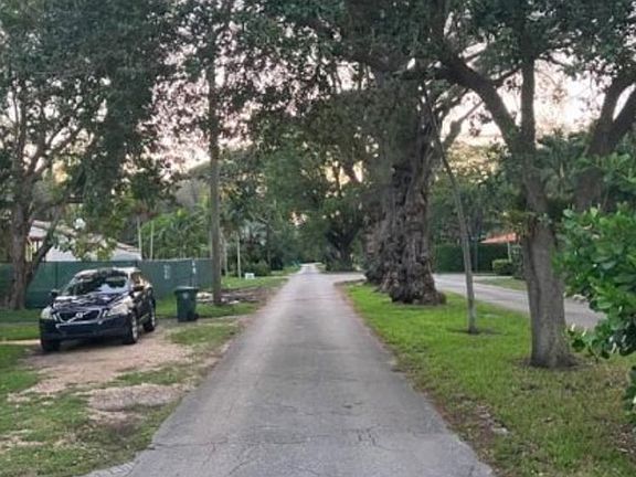 Exterior Neighborhood (street photo)