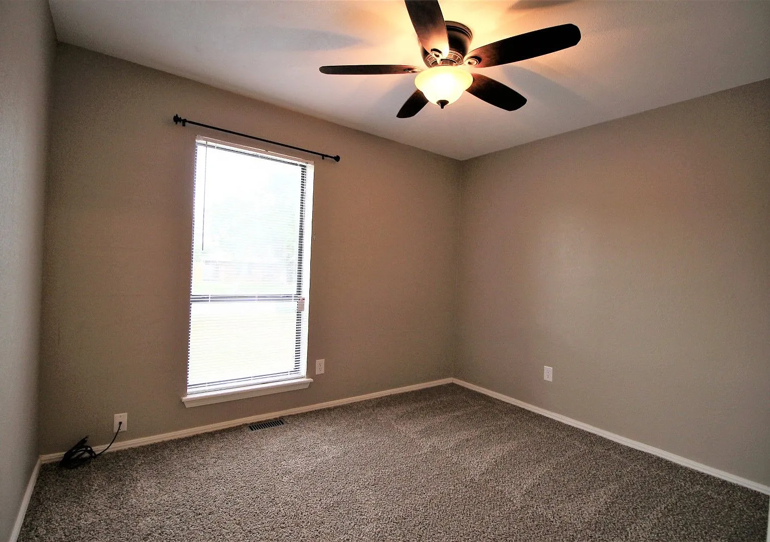 Great 3 bed, 2 bath, 2 Car home in Edmond — Photo 3