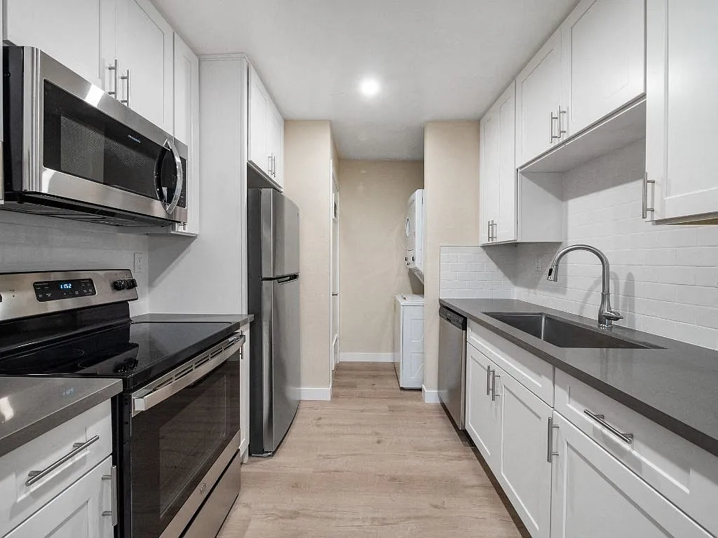Sunset Cliffs Apartments — Photo 1