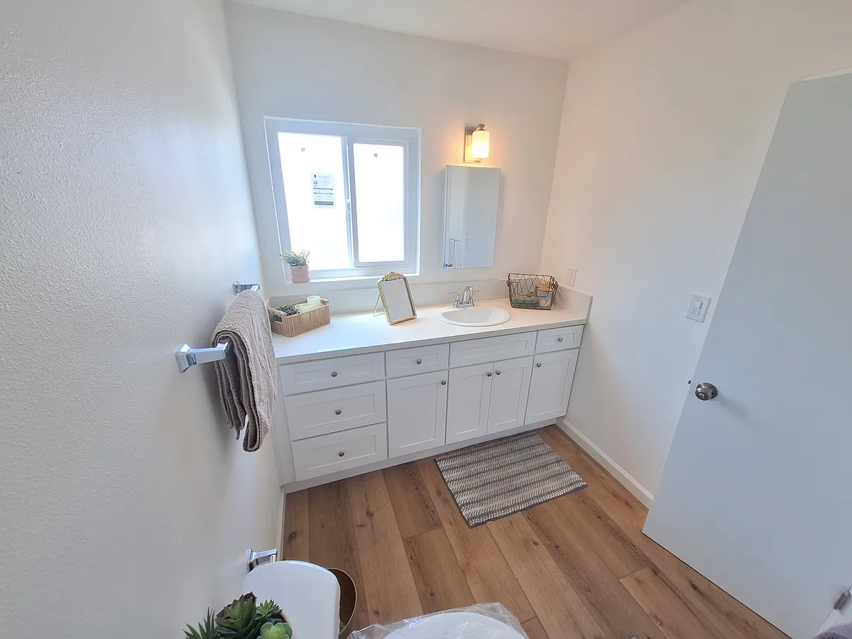 Building Photo - 6845 Hazeltine Ave #2